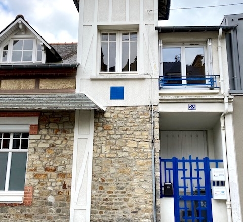 1042021B FACADE